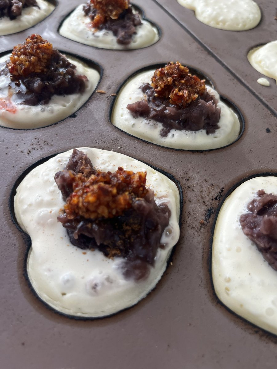 おはようございます。
今日はあんこにラー油と五香粉！
面倒だから「あんこにラー油」ね。
甘辛香ばしい臓物！

本日、もっちり焼数が不安定になる時間帯が3度出る事が予想されています。
前もってできる対処は施しますが、間に合わなくなったときは誠にごめんね。
予約があれば待たないよ！
では。