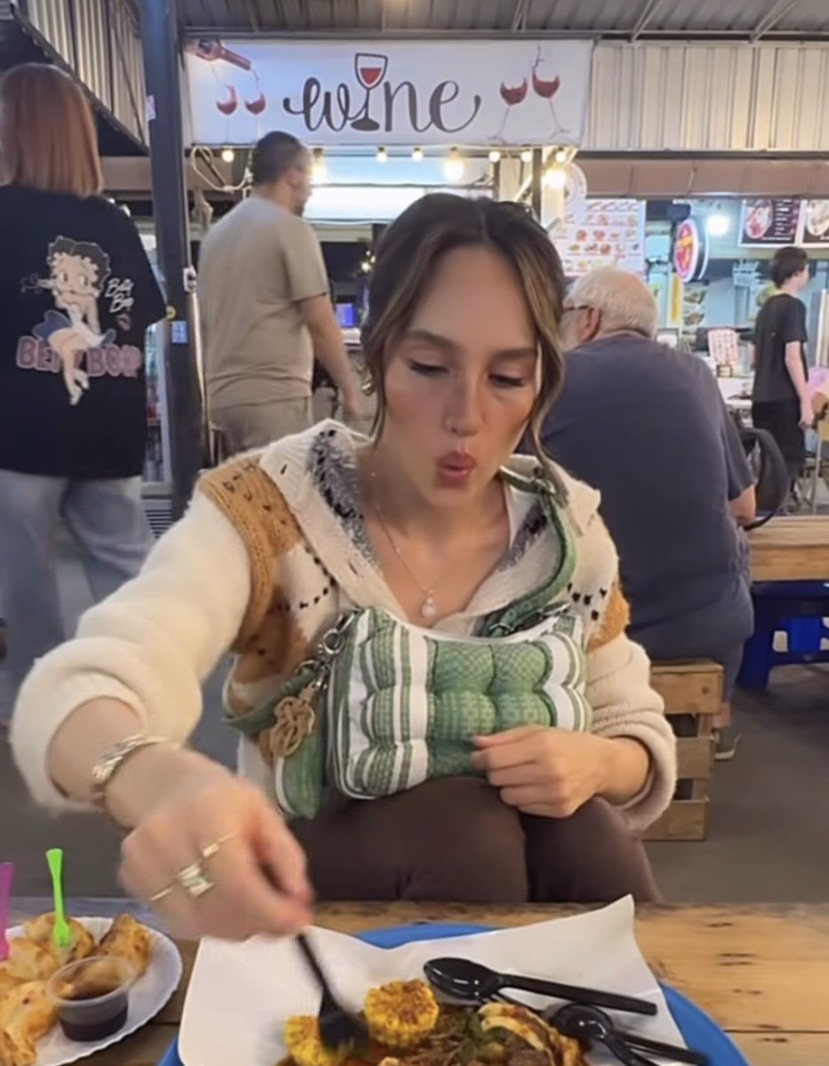 ruparipi_'s tweet image. That bag style like the one Cinta Laura had… found an affordable version 😭