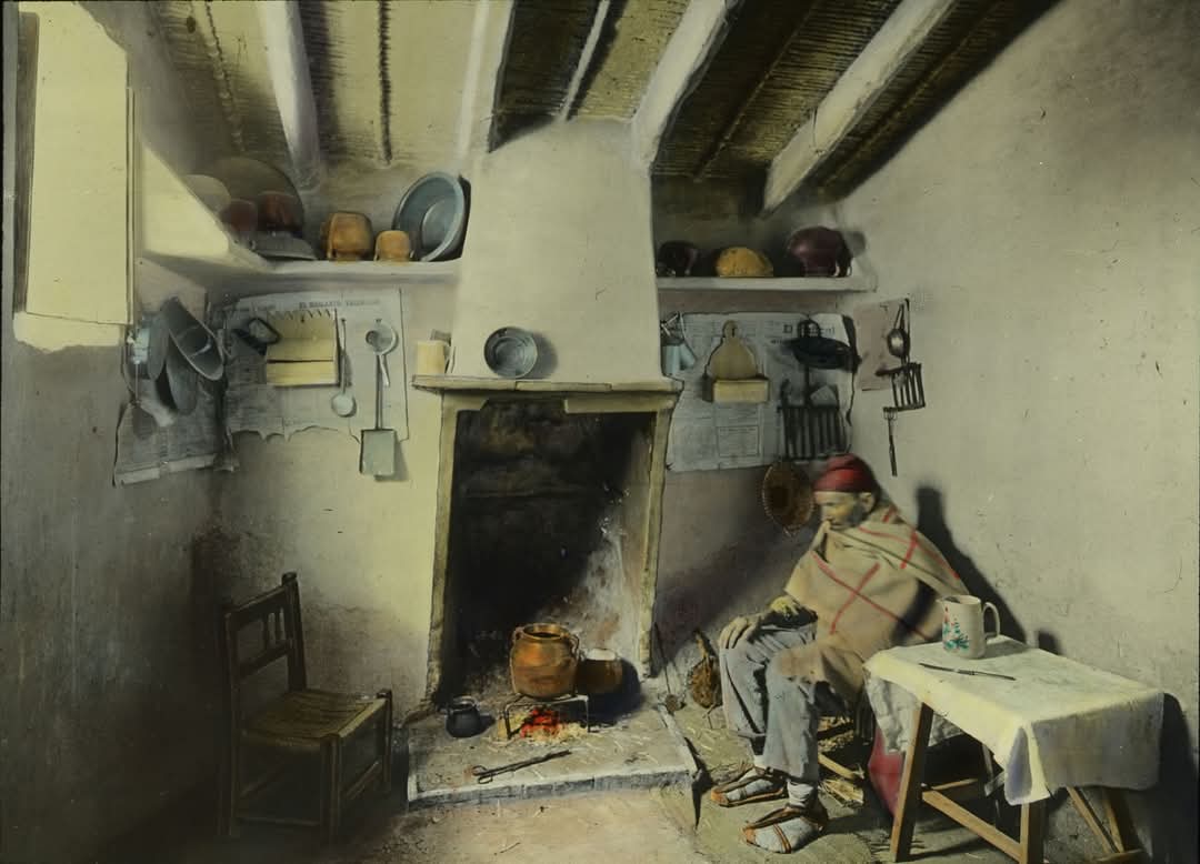 Antiblavers's tweet image. Llauradors i pescadors valencians amb barretina. Evident connexió amb Catalunya, per molt que la neguen blavers i neoblavers.