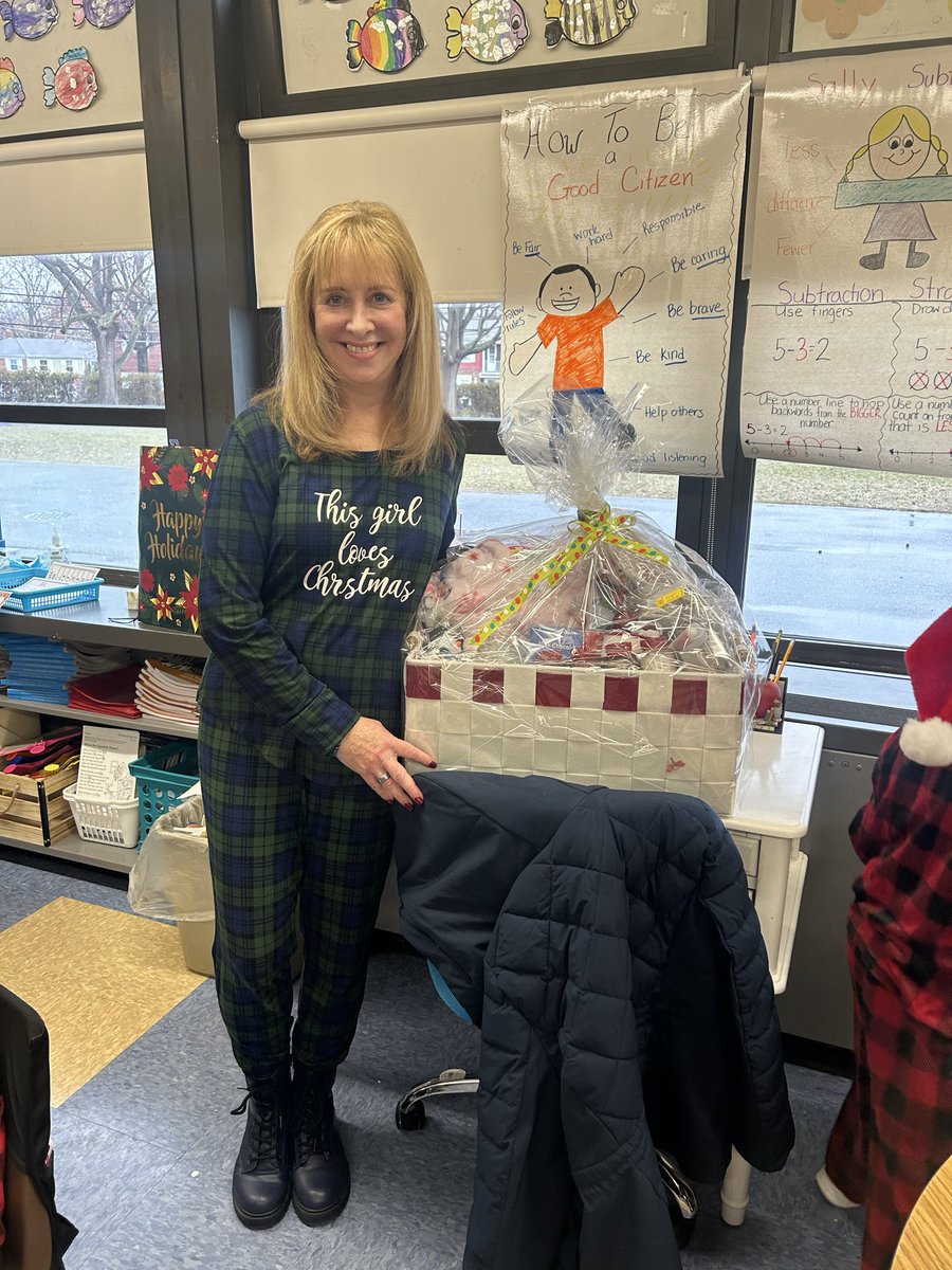 Congratulations to Mrs. Norris for winning December’s Give Back Basket 🤩 #TeamWheeler <a href="/WheelerAvenue/">Wheeler Avenue School</a> <a href="/VS13UFSD/">ValleyStream13UFSD</a>