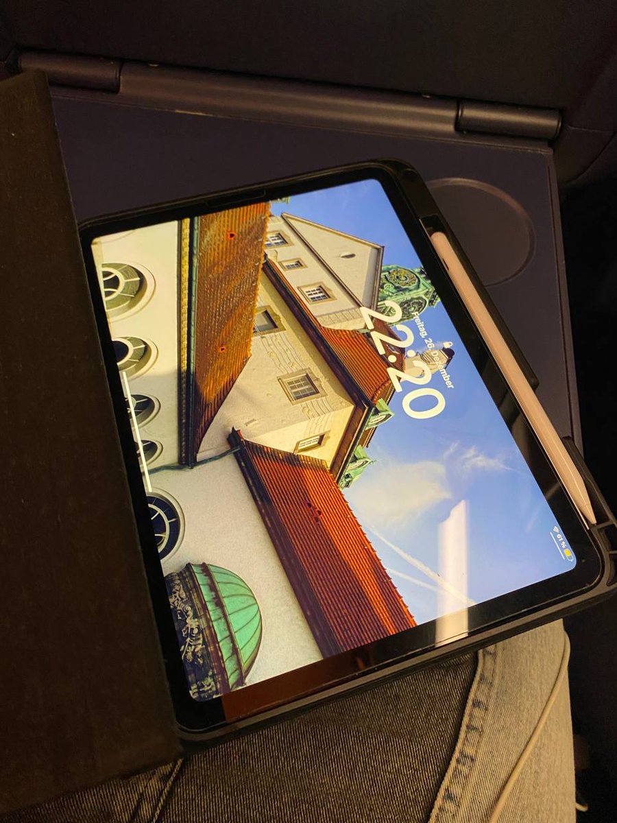 طرف آیپد رو جاگذاشت تو قطار رفت چجوری برسونم بهش 😐