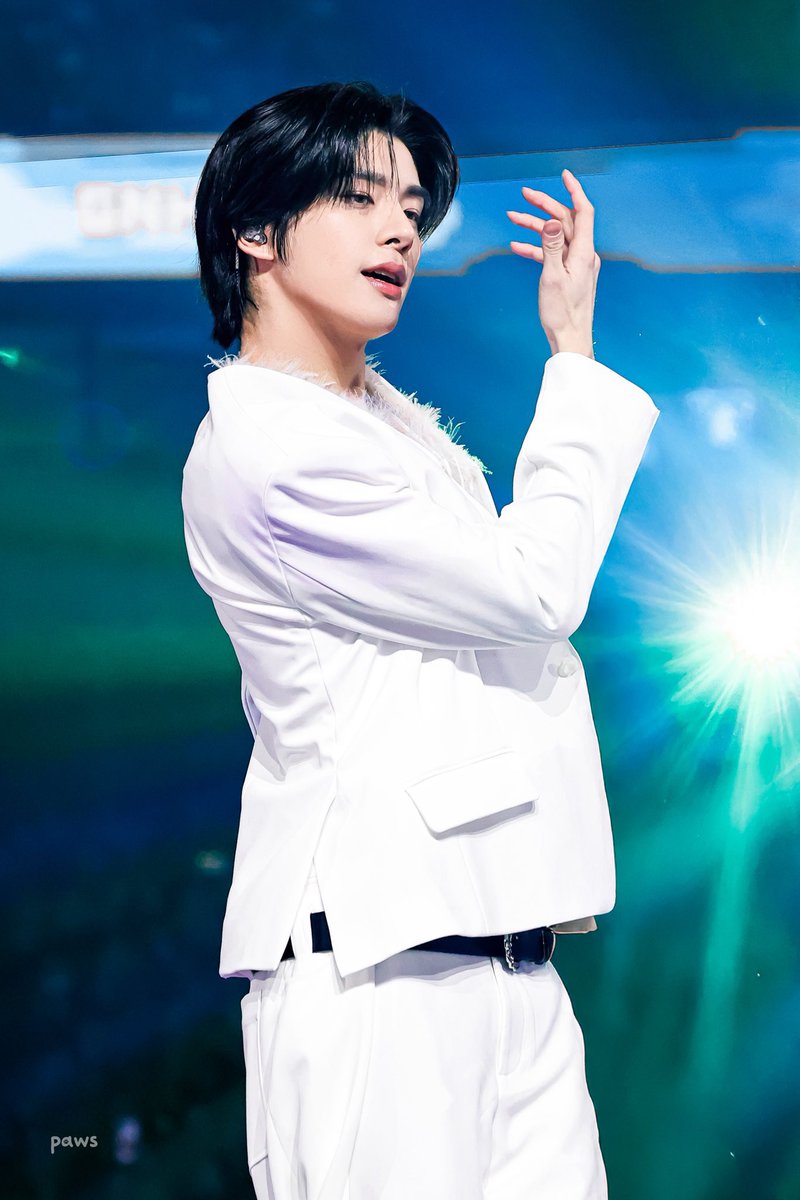 cheribli's tweet image. this pretty, feathery jk with dance break jw... angel and the demon who is obsessed with him and follows him around coaxing him to sin.. jk is flattered and embarrassed by the attention until he finally gives in bc how bad could it really be, jw's touch feels so good..