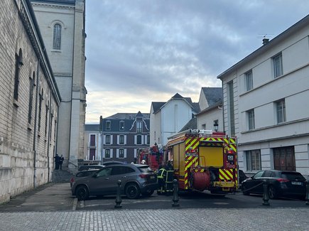 SiateSanti's tweet image. 🔥⛪️ #Francia

🇨🇵 La chiesa del Sacro Cuore a #Lourdes è stata presa di mira oggi da piromani che hanno incendiato la cripta.

La stessa chiesa è stata presa di mira con graffiti anti-cattolici all'inizio di novembre.

Kyrie eleison.

ladepeche.fr/2025/12/26/a-l…

#France
