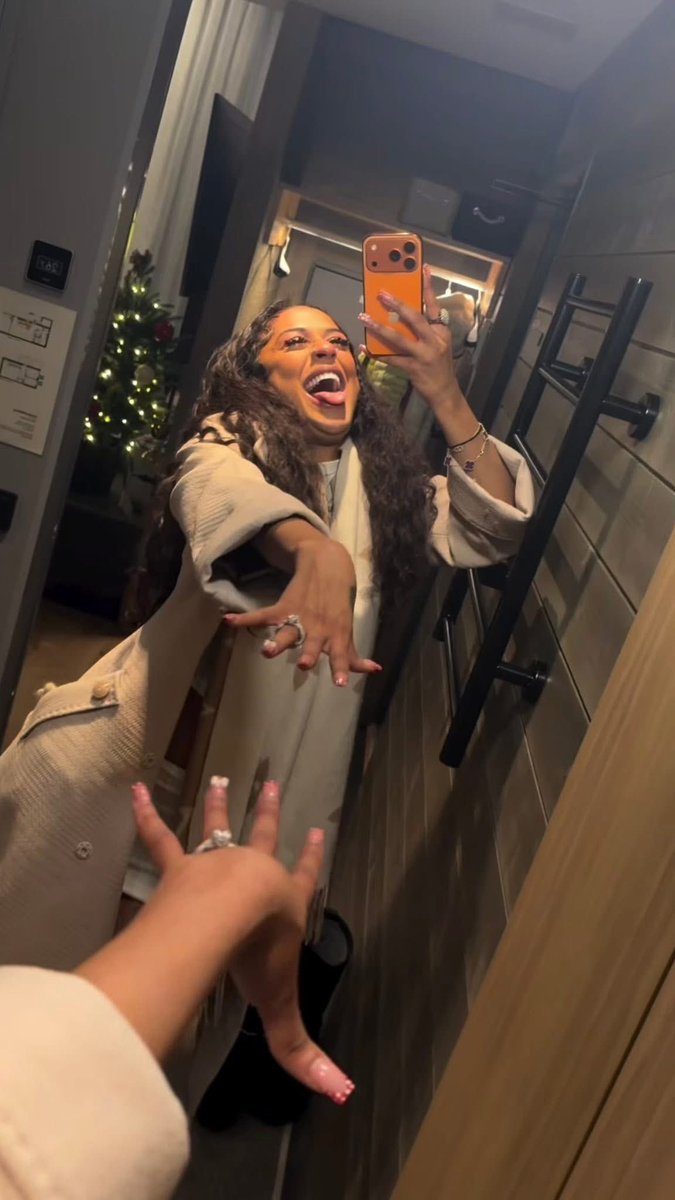layxsnv's tweet image. How I’m finna act when the love of my life finally puts a ring on itttt 😜😭💍