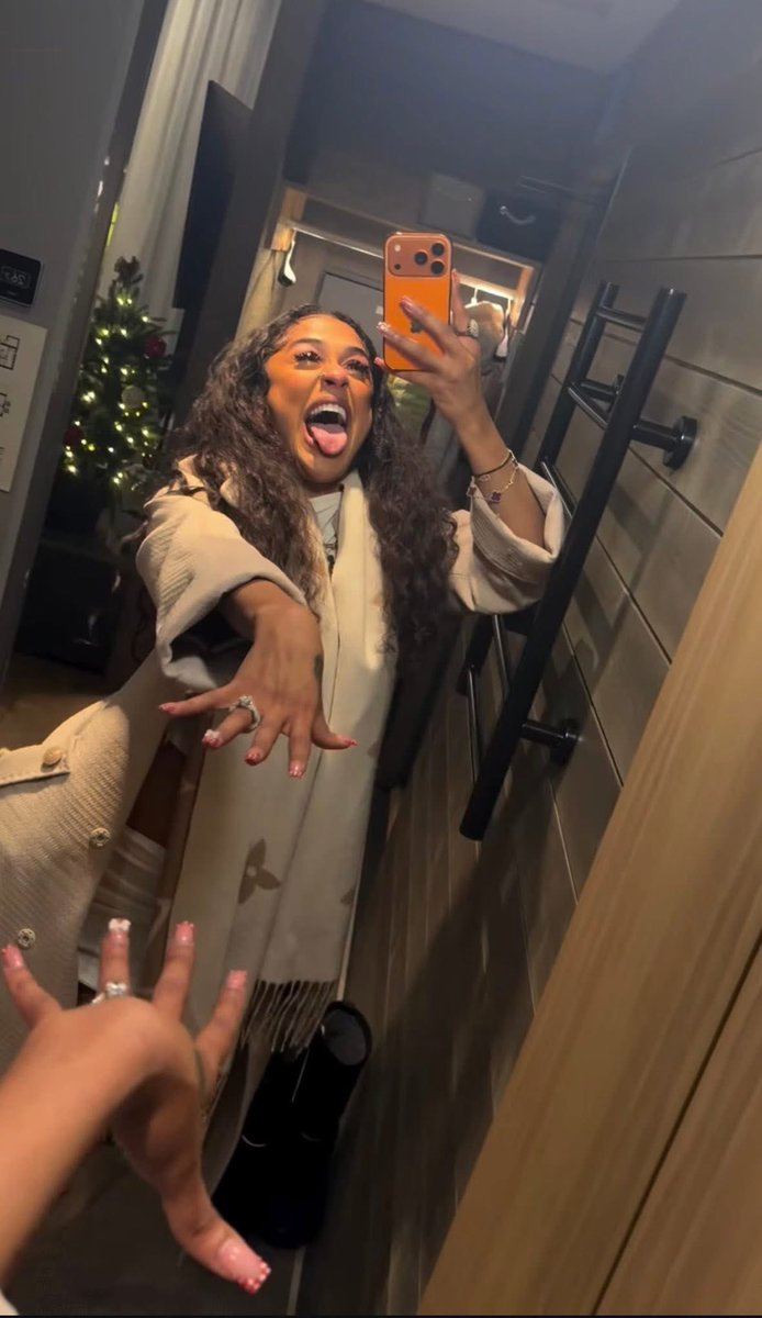 layxsnv's tweet image. How I’m finna act when the love of my life finally puts a ring on itttt 😜😭💍