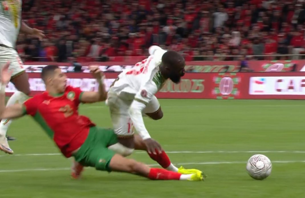 luca_varan's tweet image. Dites vous que l'arbitre a regardé l'action 10 fois pour être sûr que ya pénalty ! Mdr