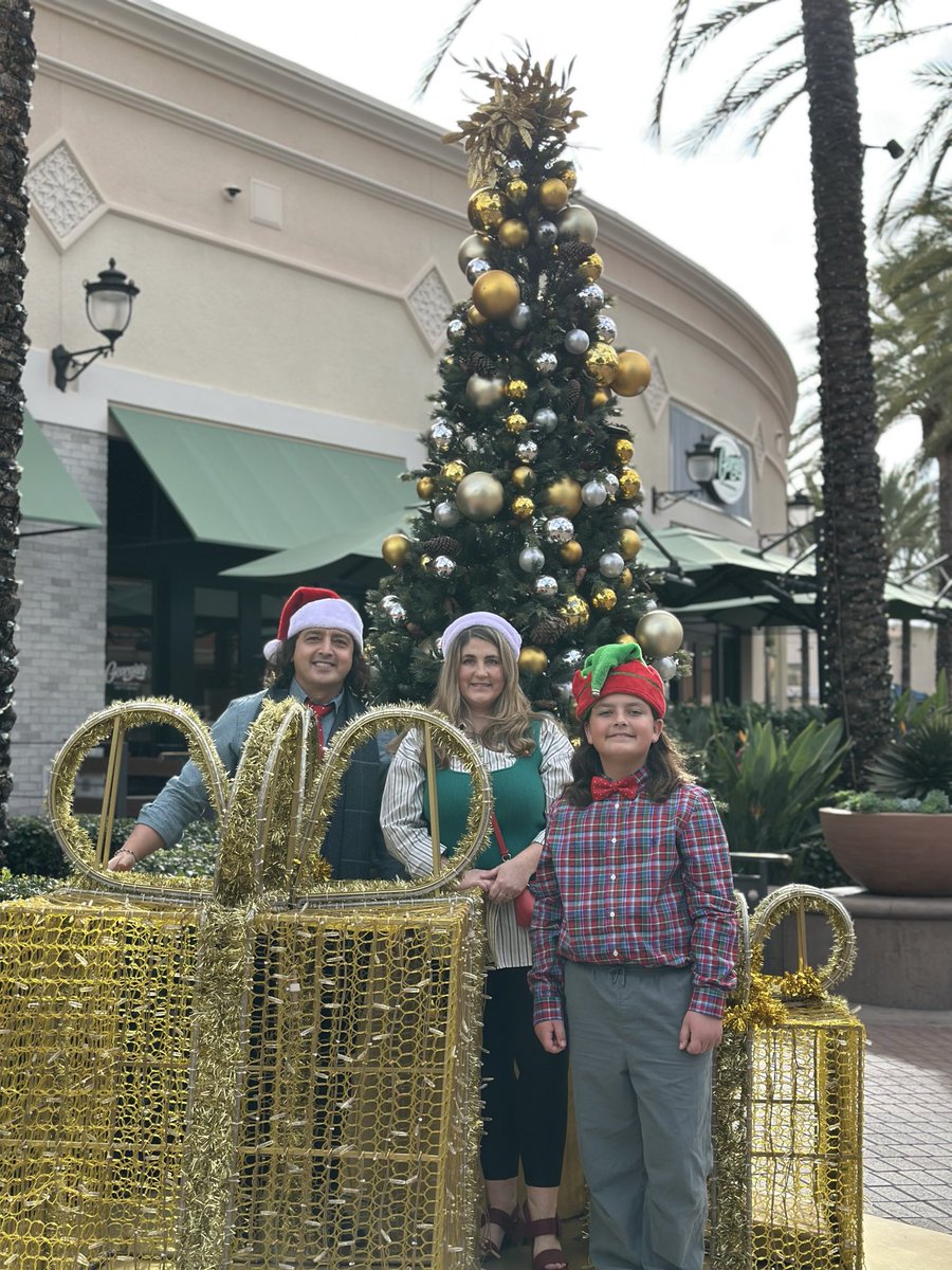 drjohnfekrat's tweet photo. Wrapped in kindness, love, laughter, and family memories that will last a lifetime. 
🎁🎄 ❤️ 
#christmas #holiday #family #love https://t.co/FNmmtI50rt