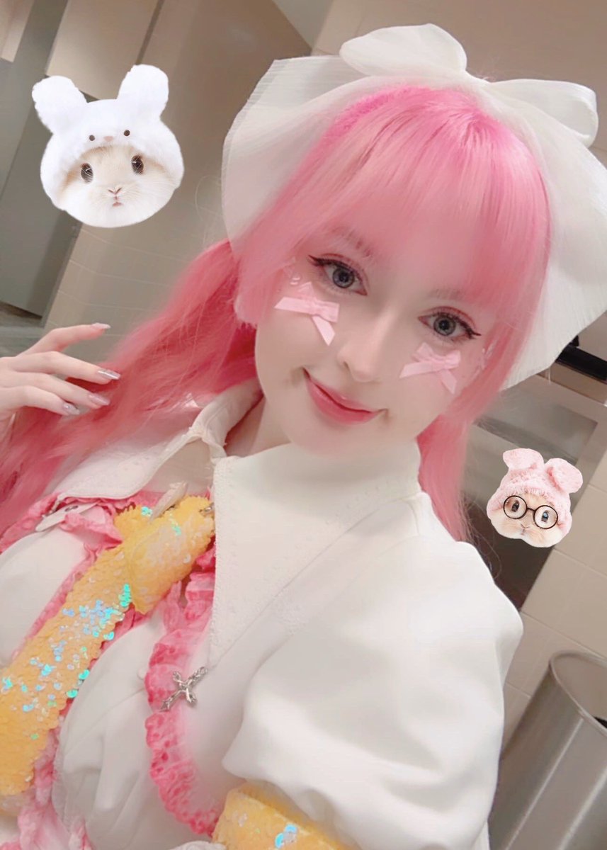 I hope you all got everything you wanted for Christmas °❆⛄⋆.ೃ࿔🦌*:･❄️

My grandma got me one of those plush bears that you can heat in the microwave and I’ve been using it nonstop 🧸☕🤎