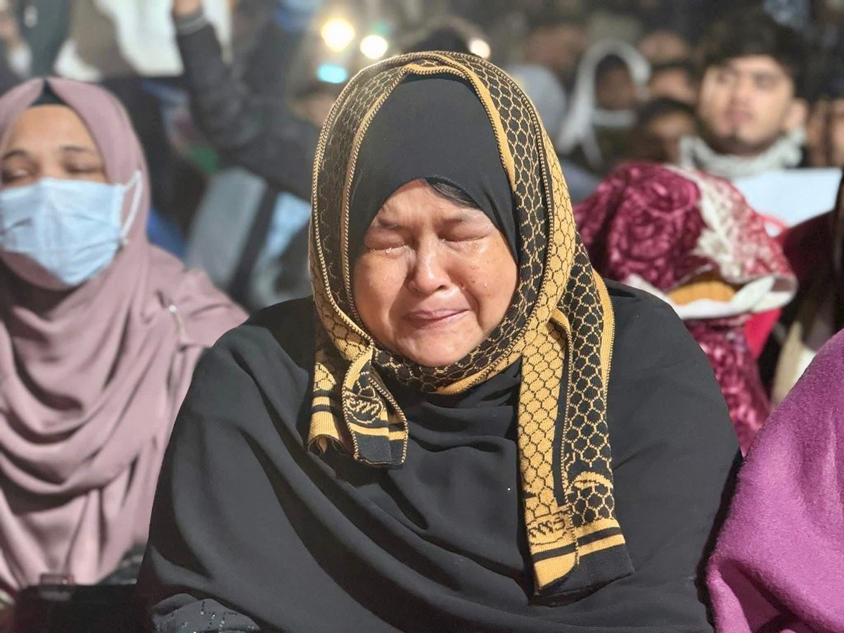 jraofficial24's tweet photo. People Crying for Sharif Osman Hadi.  A True leader , Human rights defender. 

#BanAwamiLeague #AwamiLeagueTerrorist #JusticeforHadi #UNTakeAction #NoPlatformForTerrorAwamileague
#Hadiourleader #Justice_for_Hadi https://t.co/gWT9QSzOlA