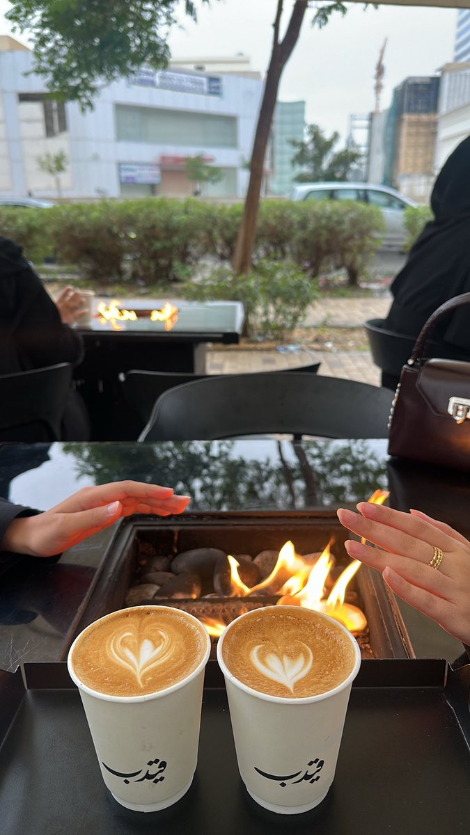 إحدى الصباحات 
بارد هواها 
دافئ شعورها