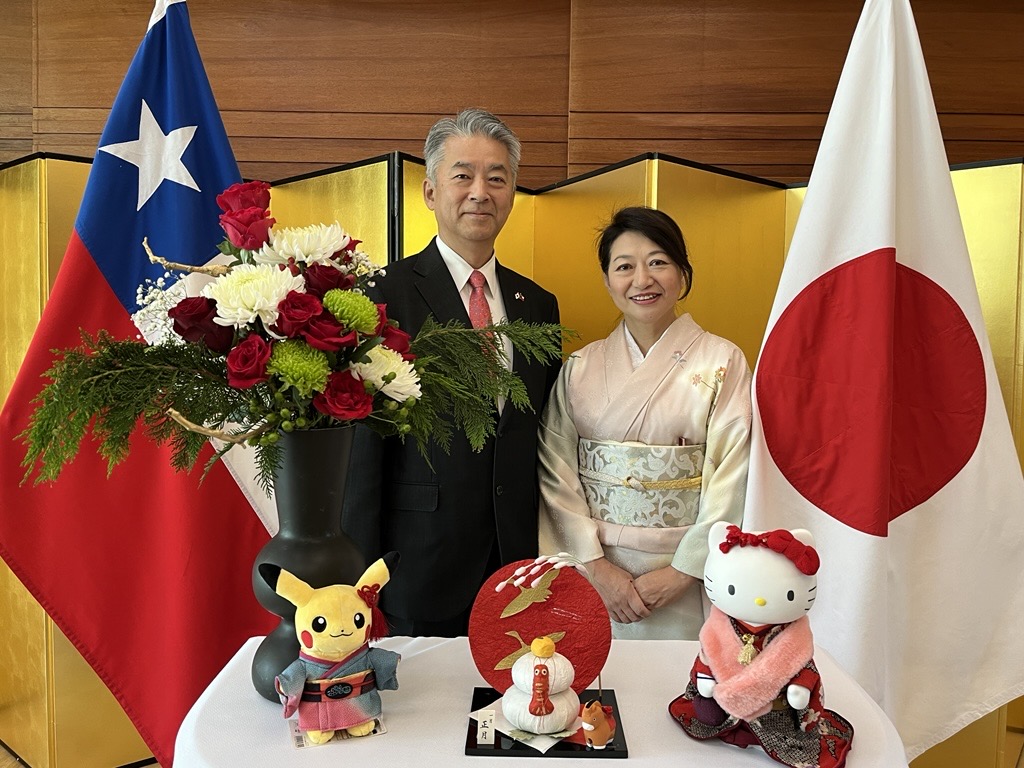 JapanEmb_Chile's tweet image. ¡¡Feliz Año Nuevo2⃣0⃣2⃣6⃣!!🎍
Nuestros más sinceros deseos para que el presente año sea para todos ustedes pleno de éxitos y momentos significativos.
新年明けましておめでとうございます🎍
本年がみなさまにとって充実した１年となりますことを心より祈念申し上げます。