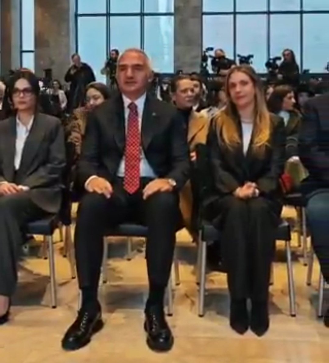 Devlet deprem bölgesine hiçbir şey yapmadı algısını kırmak için bir bakan evindeki vakitten çok daha fazlasını deprem bölgesinde geçirip 2.5 yılda 455 bin konut yaparken bir başka bakan o algıyı yapanları baş köşede ağırlıyorsa sözün bittiği yerdir orası.