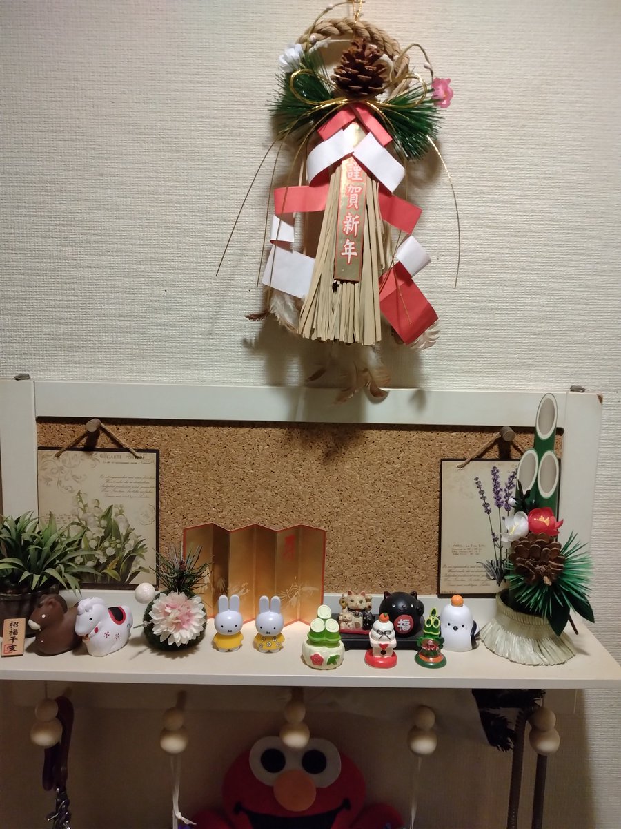 お正月の小物を出してクリスマスの小物を片付けました 玄関先の