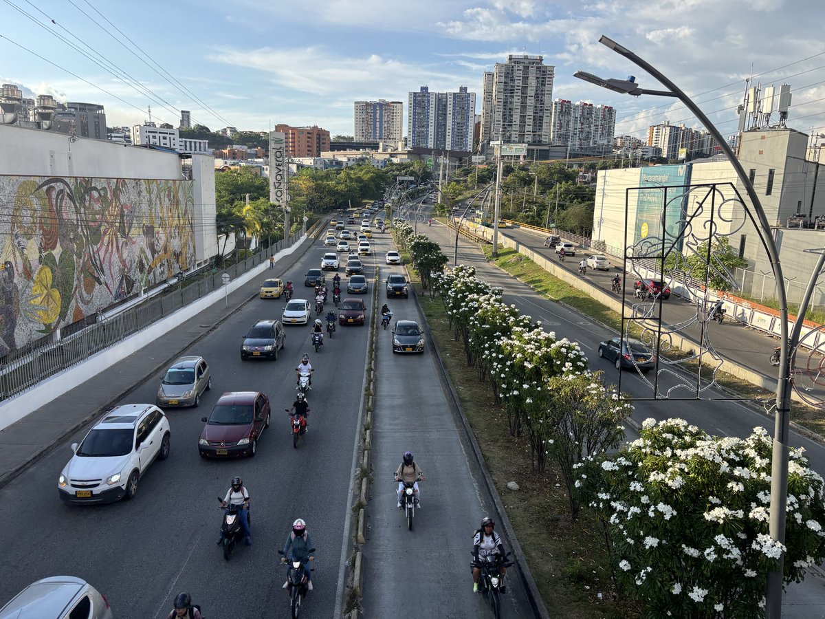 La mal llamada autopista de Bucaramanga a Floridablanca presenta congestión total, y la gente sigue saliendo de la ciudad a disfrutar la vacaciones del fin de año.