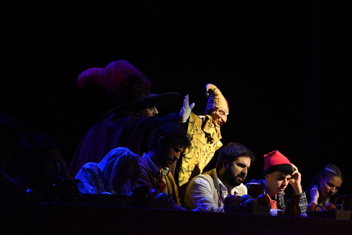 lafarsaberga's tweet photo. 🙏🏼🌟 Gràcies a les més de 1000 persones que, entre Nadal i Sant Esteve, ens heu acompanyat al Teatre! 

🪄🐲✨ Gràcies per ajudar-nos a seguir escrivint la història dels #125anyspastoretsberga!

🎟️ https://t.co/kpI5zFHn3f

#pastorets #elspastoretsdeberga 
📸 @qvegasm https://t.co/LxE1xL7kmd