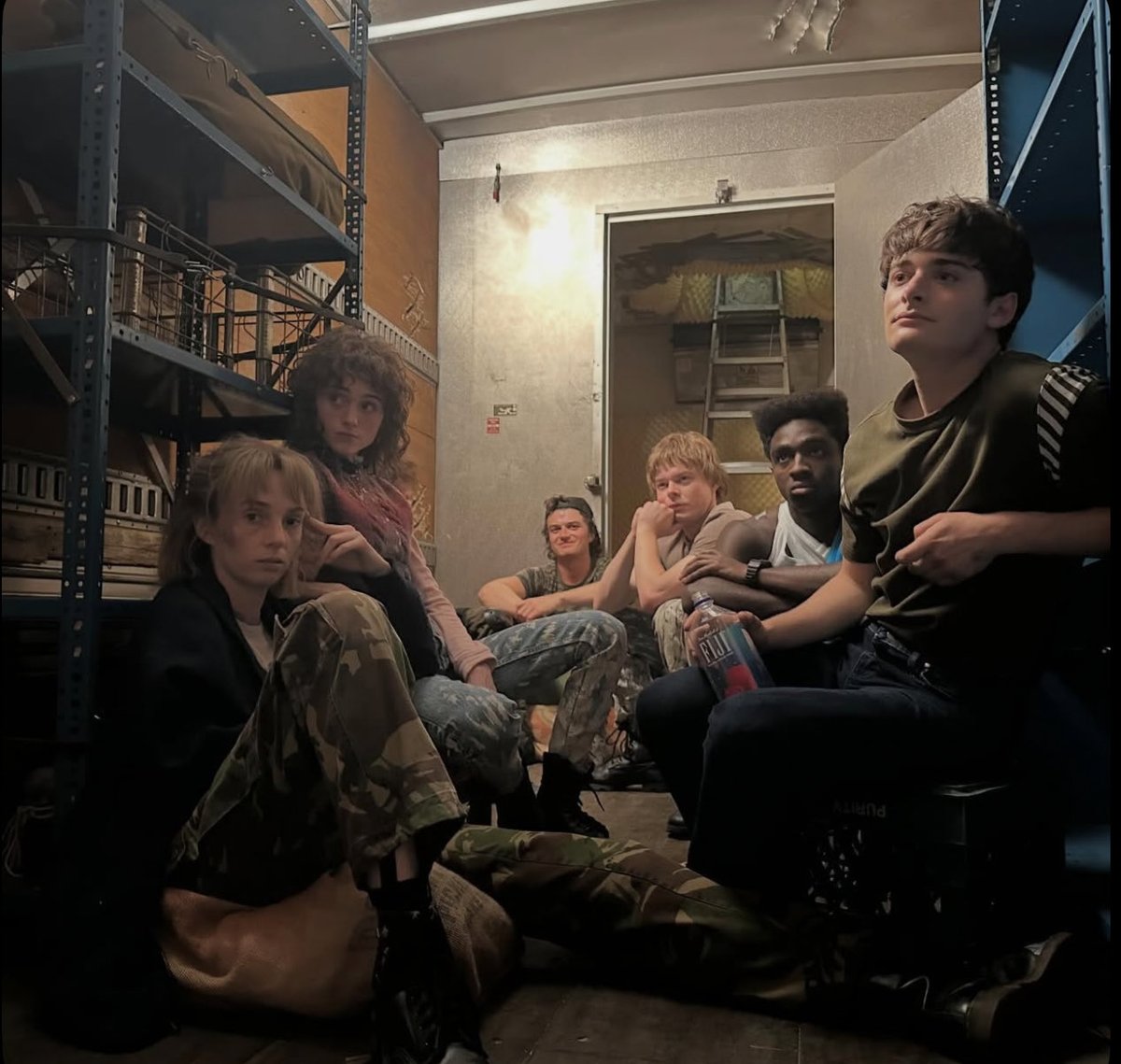 badpostnatalia's tweet photo. BTS pic of Natalia Dyer, Charlie Heaton, Joe Keery, Maya Hawke, Caleb McLaughlin, and Noah Schnapp https://t.co/2jllL4iI5x