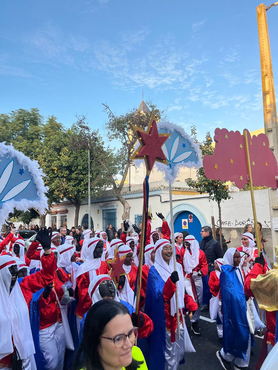 DtoBellaPalmera's tweet photo. Cientos de familias han disfrutado de un cortejo lleno de música🎵, magia✨️y color🎨 con el Cartero Real👑 de #Bermejales, que ha traído a las calles la alegría y la ilusión que nos envían https://t.co/u6XeHfpgWW. los Reyes Magos de Oriente. https://t.co/EnowaO1NCJ