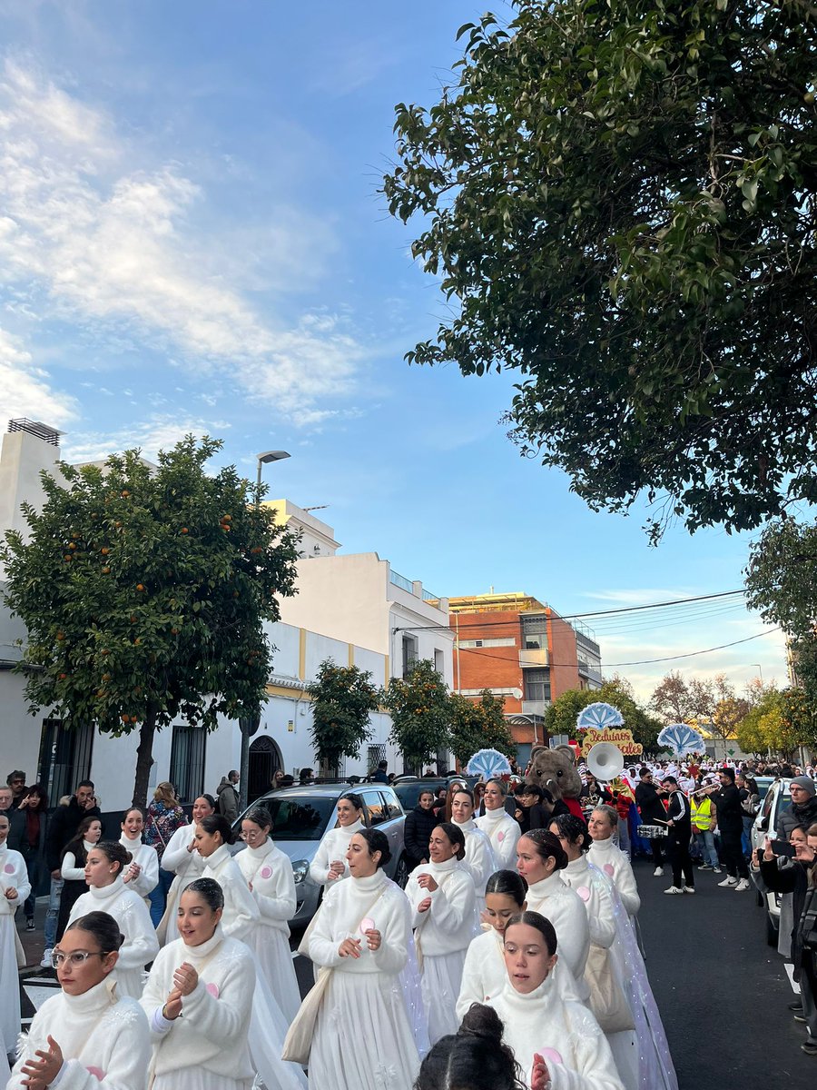 DtoBellaPalmera's tweet photo. Cientos de familias han disfrutado de un cortejo lleno de música🎵, magia✨️y color🎨 con el Cartero Real👑 de #Bermejales, que ha traído a las calles la alegría y la ilusión que nos envían https://t.co/u6XeHfpgWW. los Reyes Magos de Oriente. https://t.co/EnowaO1NCJ