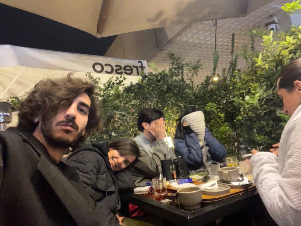 superstarkuy's tweet photo. یه مشت رفیق دارم دور هم در و دیوونه ایم😂 https://t.co/Y0CPtEKdI1
