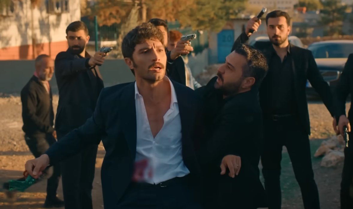 serhatı tutup kaçmasına izin vermeyen aşır'ın hedef tahtası yapan akif'ten razıyım hahaha

#HalefKöklerinÇağrısı #halef #yılser