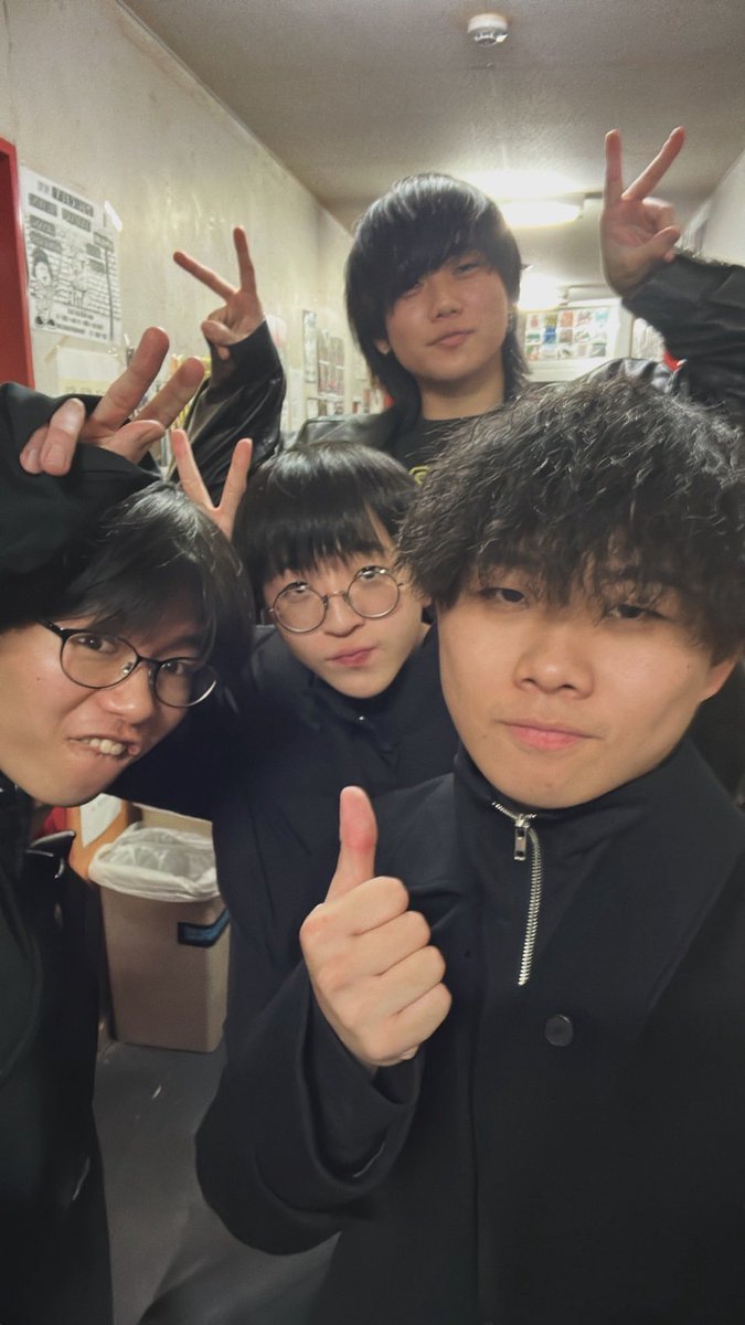 今日は年内ラストヴェロニカだよ‼️
出演は19時05分から‼️

ところでなぜ昼バイトを入れたのか。