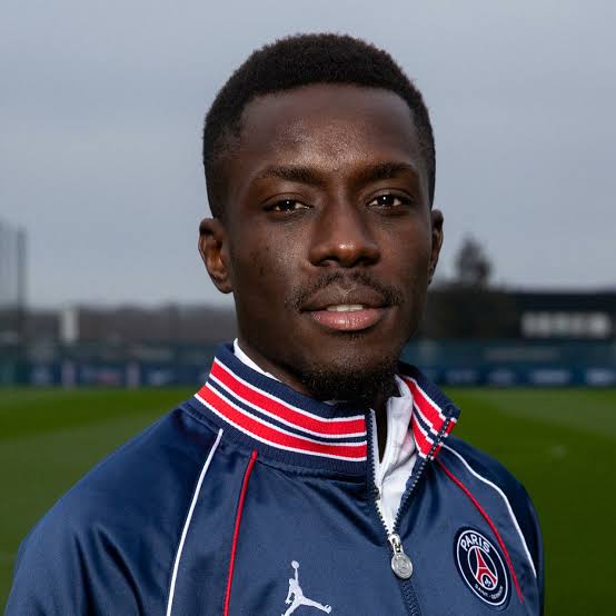 zoomafrika1's tweet photo. Paris St-Germain's Idrissa Gueye refused to play in a match to avoid wearing a rainbow symbol in support of LGBTQ+ rights, He said he's ready to return to Senegal 🇸🇳 https://t.co/azH39s4FYR