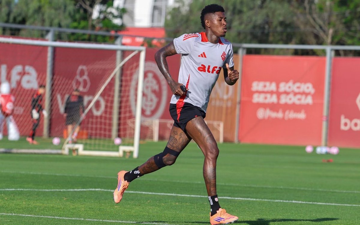 venecasagrande's tweet image. O Internacional aceitou a nova proposta do Flamengo por Vitão e, agora, a diretoria rubro-negra negocia a base salarial com os representantes do zagueiro.

A oferta do Fla é:

Perdão da dívida de Thiago Maia (com juros e mora): 4,7 milhões de euros + 5,5 milhões de euros à vista…