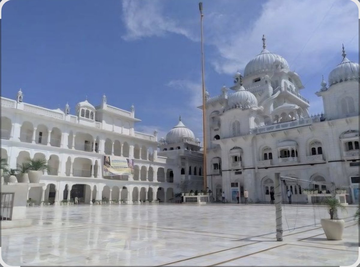 ਖੰਡਾ ਜਾ ਕੇ ਹਾਥ ਮੇ ਕਲਗੀ ਸੋਹੈ ਸੀਸ ।। ਸੋ ਹਮਰੀ ਰੱਛਿਆ ਕਰੇ ਗੁਰੂ ਕਲਗੀਧਰ ਜਗਦੀਸ ।।
ਦਸਵੇਂ ਪਾਤਸ਼ਾਹ ਧੰਨ ਸ਼੍ਰੀ ਗੁਰੂ ਗੋਬਿੰਦ ਸਿੰਘ ਜੀ ਮਹਾਰਾਜ