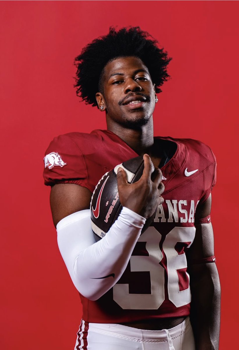 GraysonPierce4's tweet image. Arkansas RB Cade Fields is entering his name into the transfer portal. 

Fields was on the travel roster but only appeared in one game this season. 

(H/T @_hogsmedia/ IG) | #WPS