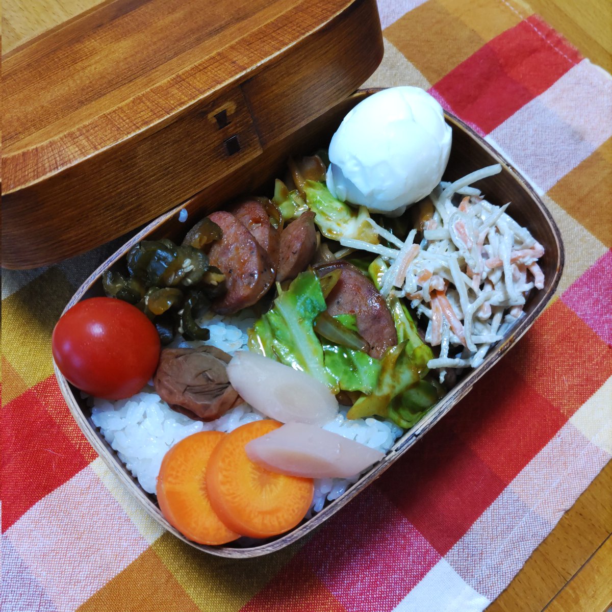 mayu2wind's tweet image. 今日の曲げわっぱお弁当は、ソーセージとキャベツのケチャップ炒め、ゆで卵、ごぼうサラダ、ミニトマト、人参の糠漬け、岩下の新生姜、胡瓜の醤油漬け、梅干し、白米。