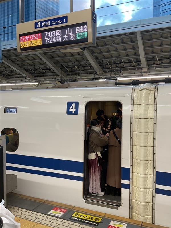 JRC_Tokyo_Sta's tweet image. #東海道新幹線 #東京駅 
「ひかり」の自由席が大変混雑しております。
自由席特急券をお持ちのお客様は、普通車のデッキ等に立席でご乗車いただく場合に限り「のぞみ」をご利用いただけます。

※東京駅7:03発「ひかり501号」出発前の自由席の様子（デッキにも多くのお客様がご乗車されています）