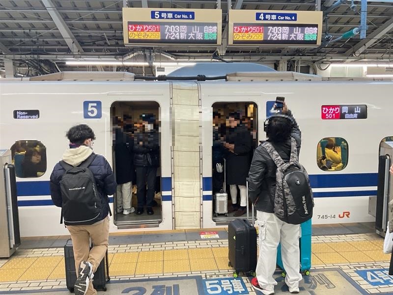 JRC_Tokyo_Sta's tweet image. #東海道新幹線 #東京駅 
「ひかり」の自由席が大変混雑しております。
自由席特急券をお持ちのお客様は、普通車のデッキ等に立席でご乗車いただく場合に限り「のぞみ」をご利用いただけます。

※東京駅7:03発「ひかり501号」出発前の自由席の様子（デッキにも多くのお客様がご乗車されています）