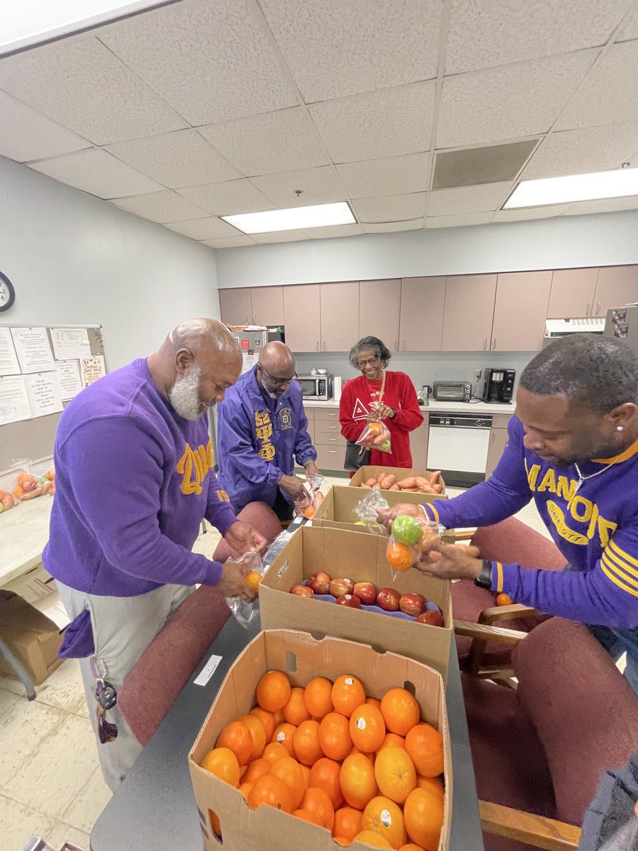 epcpdst's tweet photo. The Community Engagement Committee partnered with the Zeta Mu Nu Chapter of Omega Psi Phi to support Meals on Wheels and deliver care to seniors in our community ❤️💜
Together, we packaged meals that reminded us why service matters.
#EPCP #SRDST #DST1913 https://t.co/z2SZcWCMZh