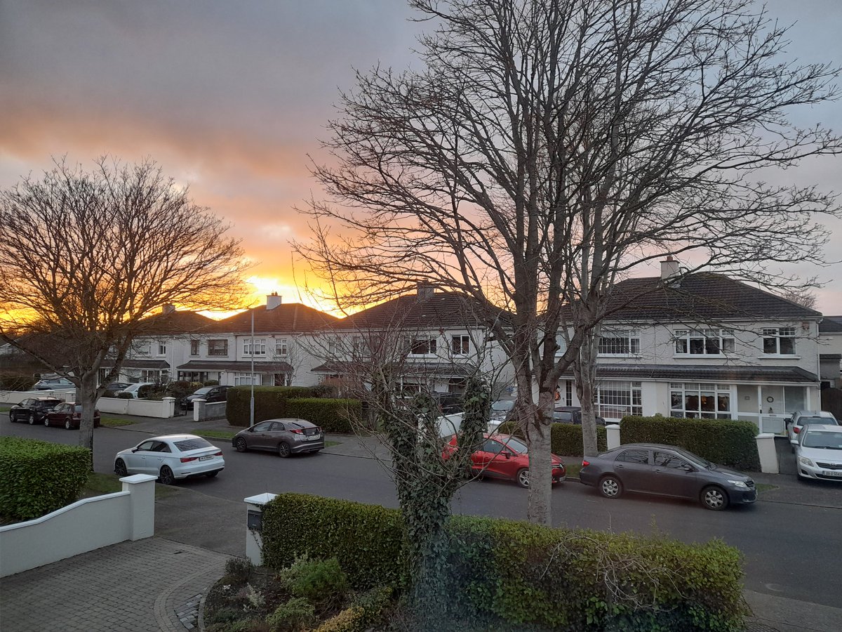 rochacluz's tweet photo. Christmas sunset #IE2025 https://t.co/QZ97STO3zd