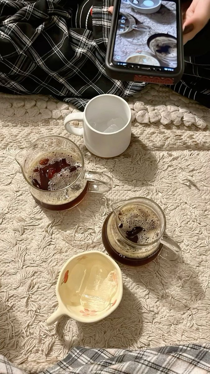 mys566's tweet image. #رسالة_لقلبك
#اقتباسات
إن وجدتني صديقاً جيداً لا تمدحني بل اشكر نفسك فأنت من استحقيت الجزء الجيد مني فالقلوب خلقت لـ تكون "أوطانا " واحرص على حفظ القلوب من الأذى فرجوعها بعد التنافر يصعب 
كل قلب وله قلب يليق به والقلوب على نواياها تلتقي فاللهم سخر لنا القلوب التي تستحقنا ونستحقها