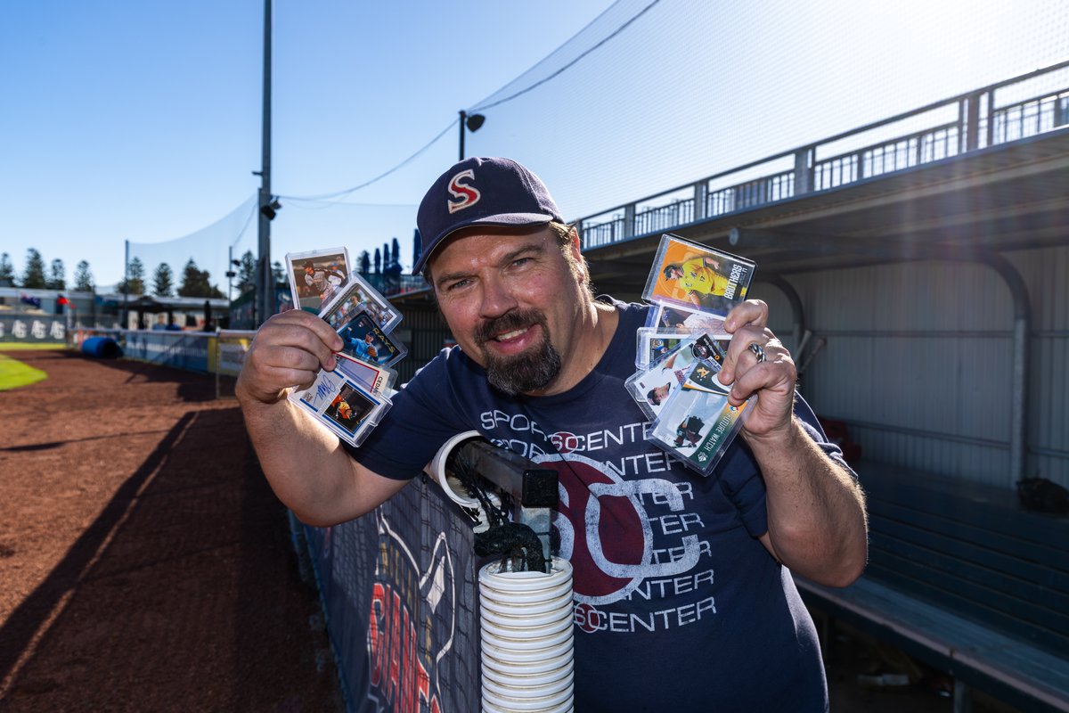 EBalnar's tweet image. This is Steve Smith.

He's on a mission to collect "Every Australian Baseball Card Ever."

With a collection of over 15,000 cards, he's dangerously close.

Read the story: baseball.com.au/news/smithcard…