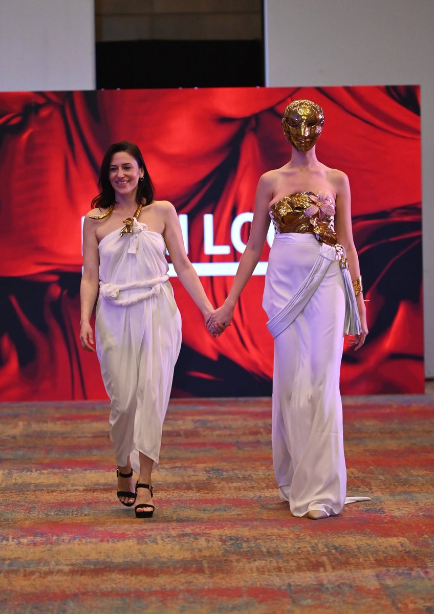 MODA Y SOLIDARIDAD
Holiday Runway en <a href="/HiltonBA/">Hilton Boenos Aires</a>

#desfile a beneficio de <a href="/fupeaok/">Fundación Pediátrica</a> y fundación Creando Luz.
Apertura a cargo de Elizabeth Remes, junto a Yne Lanne.
Cierre: Verónica de la Canal
Dirección y producción gral: <a href="/apieragostini/">Alberto Pieragostini</a> 
Escuela de  <a href="/ROBERTOPIAZZA10/">ROBERTO PIAZZA</a>