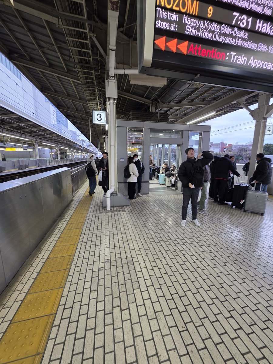 おはようございます。
今日から実家に帰省します。
新横浜から乗ったのですが、帰省ラッシュで駅は人でいっぱい!!
とりあえず、朝飯食います。