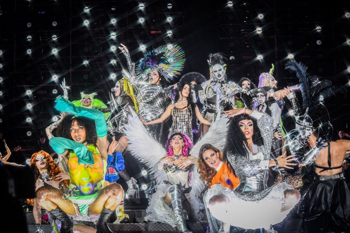 La única que se la bancó y se enfrentó a la mugre defendiendo nuestras banderas: acaba de agotar en un día dos estadios River Plate después de llenar 5 Vélez.

Lali es un símbolo de resistencia para todos. 

Una confirmación de que somos un país con gente hermosa (gobernado por