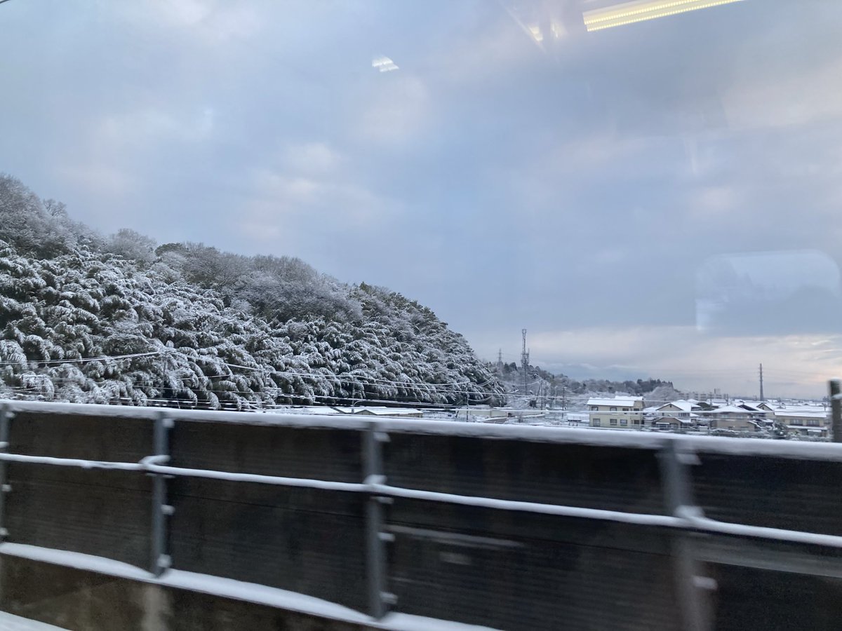 Masumi133's tweet photo. 新幹線乗りました
12月は学会発表もあってあまり残業しなかったつもりなのに
規定時間オーバーしてしまい
業務時間短縮の会議をすることになりました…

一方、旅は無計画なまま
今から作戦会議

雪景色綺麗だなぁ

#一人旅 
#旅の記録 https://t.co/OBwUUTHvtJ