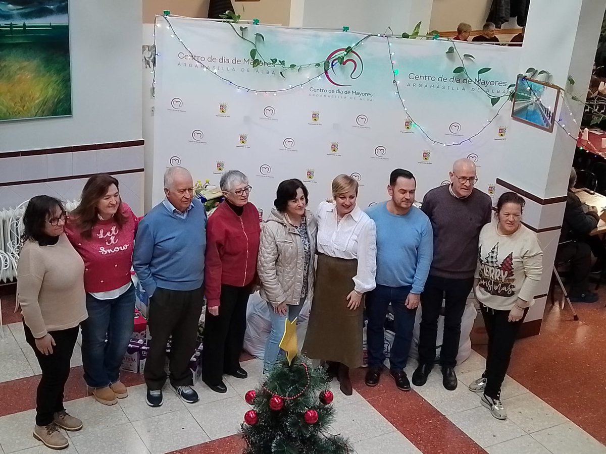 asoap2005's tweet photo. La Alcaldesa y el Concejal de Bienestar Social nos entregan unos 800 kgs de alimentos recogidos por el Centro de Día de Mayores en la campaña navideña.
Muchas gracias al Centro de Mayores, sobre todo a Pilar Crespo, coordinadora de la exitosa campaña https://t.co/H6xtD5544l