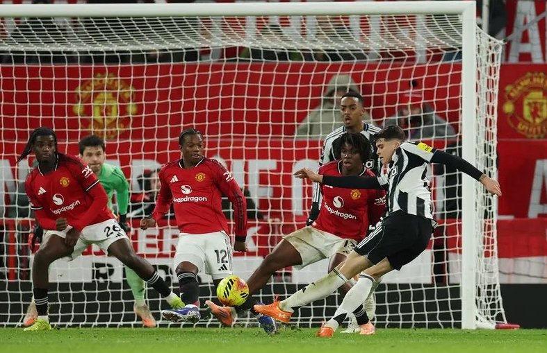 UnitedsUpdate's tweet image. 🚨 Manchester United ended the game with 33% possession. 

This was the LOWEST in a Premier League game all season.