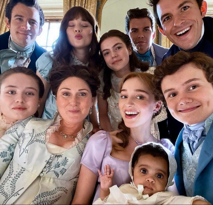 “Nas próximas temporadas, gostaria de ter minha família de volta. Sei que todo mundo segue seu caminho e trabalha em lugares diferentes, mas igual a Violet eu gostaria de ter todos eles de volta, filhos e tudo. Eu amo essas crianças tanto quanto a Violet.”

— Ruth Gemmell, 2024