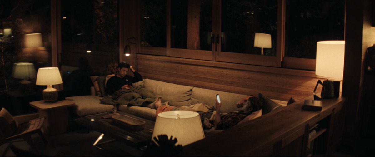 cadlymack's tweet image. Modern romances don’t honor the sanctity of private-but-together quiet end-of-the-day phone time enough tbh