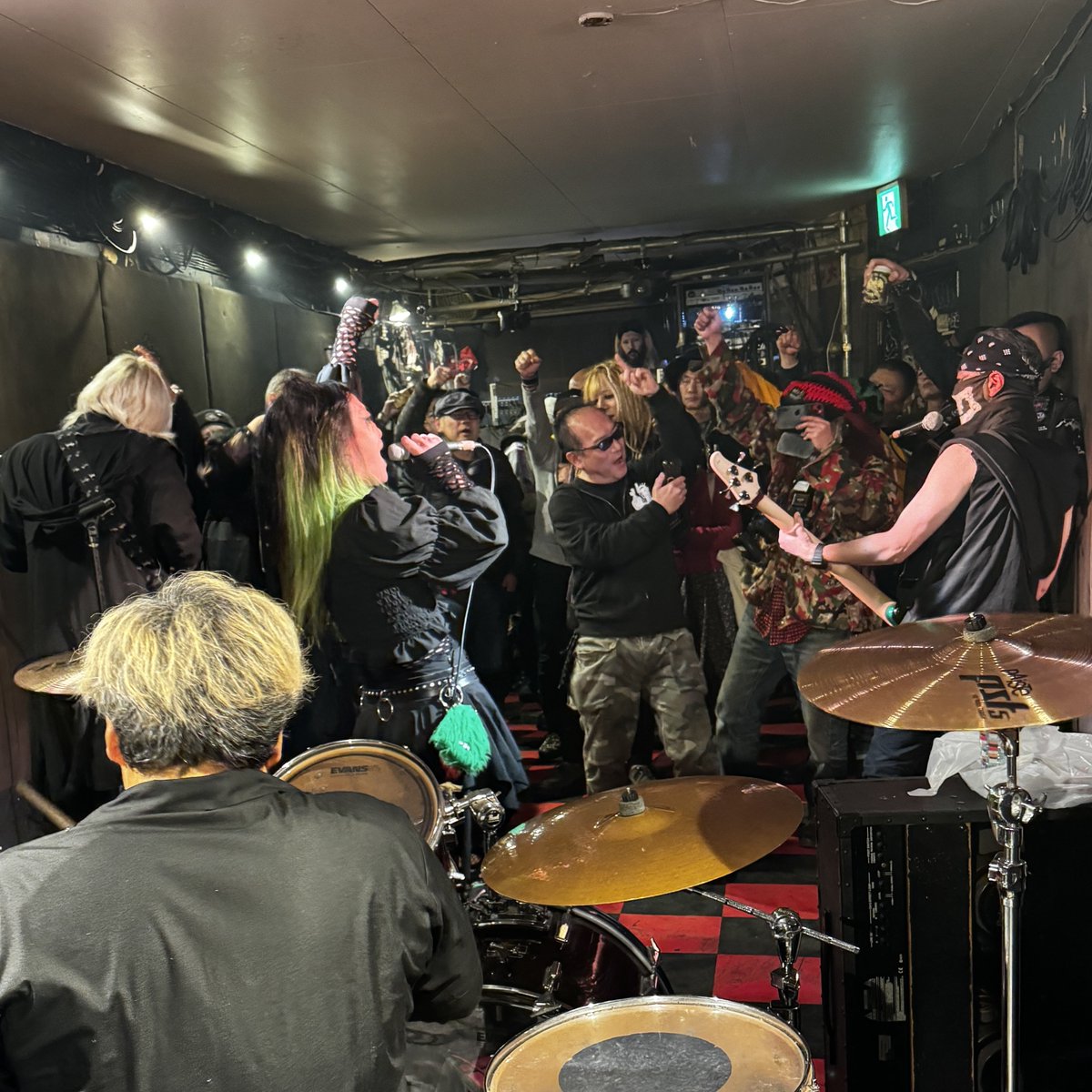 drowned_tsuka's tweet image. 昨日はノラ一味で戦国大統領
毎月最終金曜日はいたちゃん企画「これがオイラのアティチュード！」
たくさん遊びに来てくれてありがとうございました
賑やかな夜でした
写真は五臓六腑
フロアライブならではのアングル笑
新曲もりもりで良かった！
そしてあそうさんおつかれさまでしたー