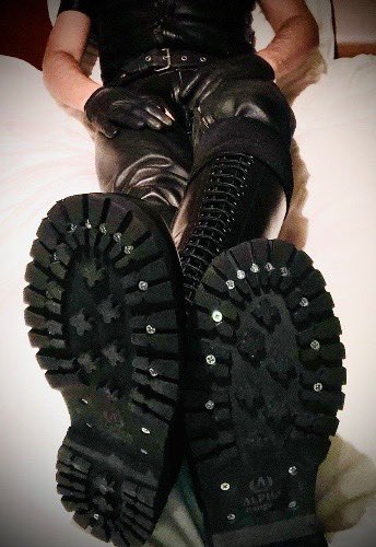 MaskedMasterBE's tweet image. I've claimed My rightful tribute Your place  drained from Lederskin via Throne. Bow to your superior Alpha. Good job! throne.com/maskedmasterbe