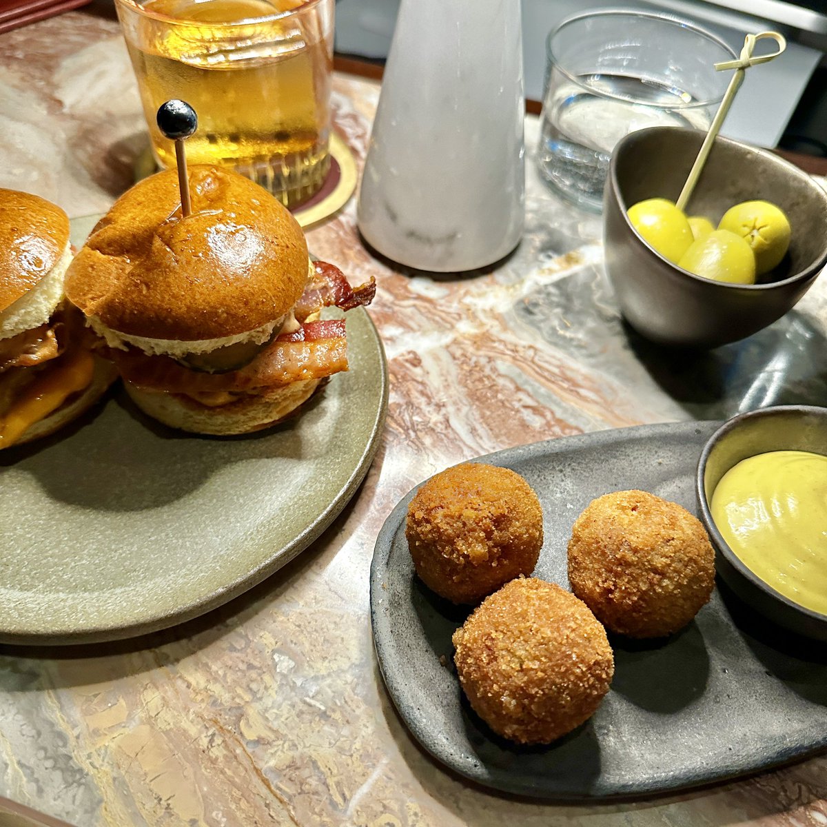 RobiMangia's tweet image. Round 2 🥃 at Eagle 🦅 in the new @HotelsROSEWOOD Chancery #Mayfair. Reuben Croquettes, Wagyu Sliders 🍔