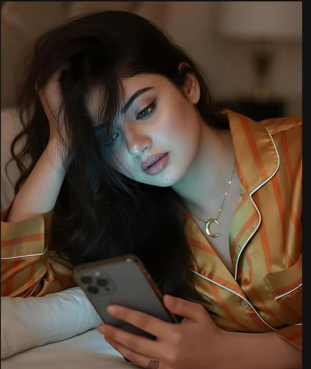 على قائمة البحث.....يظهر اسمك فى المقدمة 
        كل يوم افتح صفحتك بحذر 
 اخاف ان تلاحظ عطرى...انظر لآخر شي كتبته 
     ربما تقصدنى .....ربما تقصد غيرى 
               افكر قليلا 
           ثم اغلق باب شوقى وامضى💞