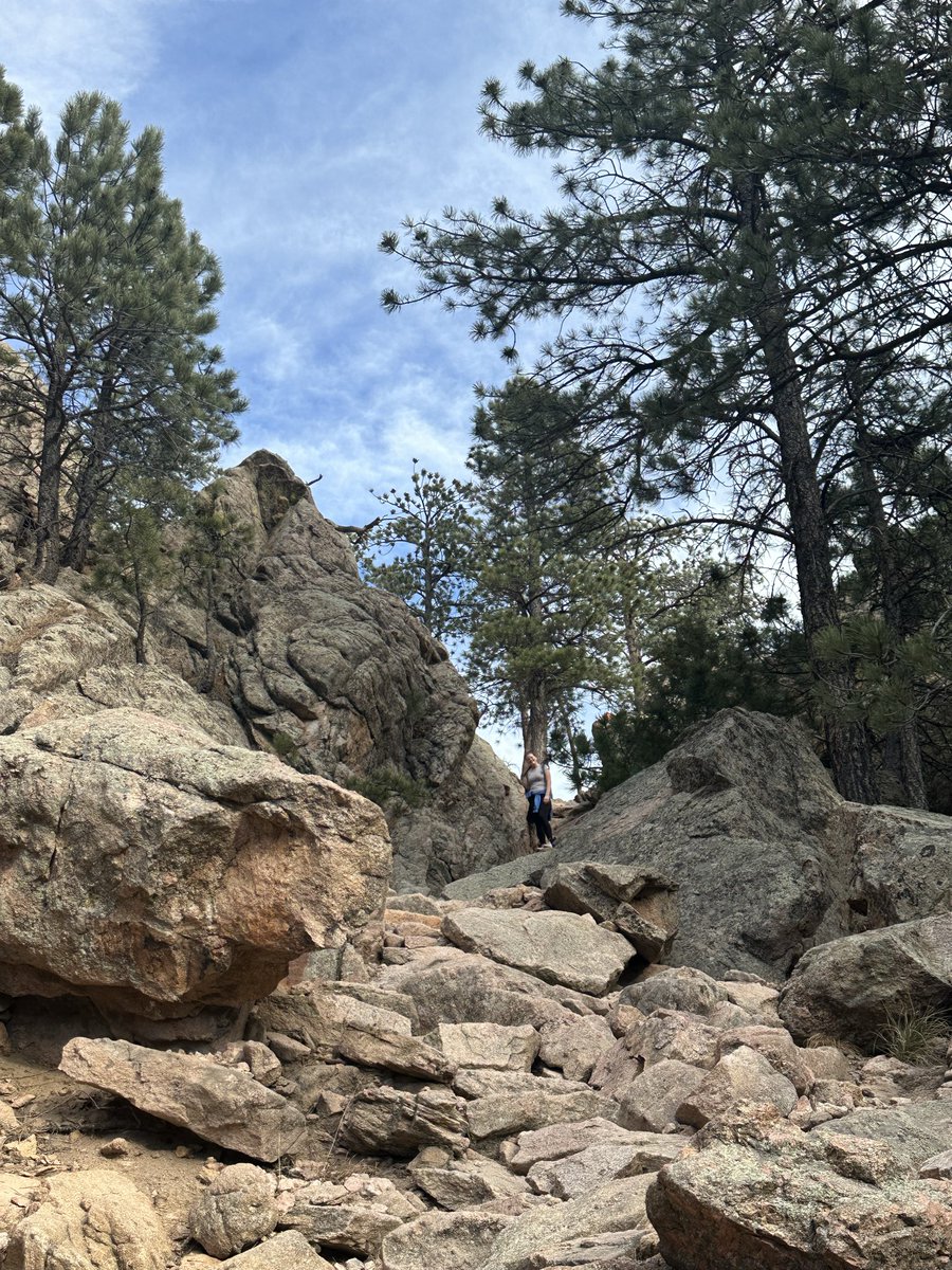 BriaFoster2027's tweet photo. Day 175 of 365- I had a great hitting workout this morning with some friends. Then we went for a family hike up to Arthur’s Rock!   #notdoneyet @fury_07 @ExtraInningSB  @Sports_Recruits @LineDsoftball  @SoftbalAmerica  @los_stuff  @D1Softball  @Hittingforpower @BeyondsportsBD @CoachMoyer @EatonRedsSball  @CBSSports @SoftbalAmerica   @PrepSoftball  @MaxPreps @postpreps @dpostsports  @MidwestPremierS @SoftballDown