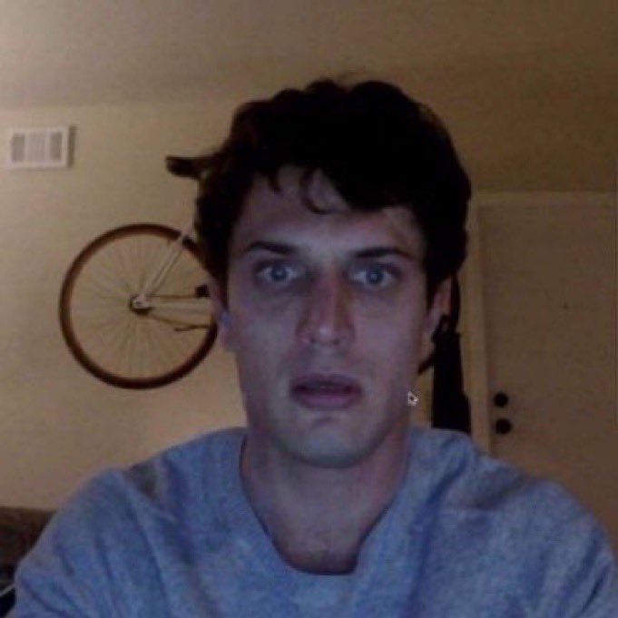 yo perdiendo todas mis habilidades sociales cuando se suma a la conversación alguien que no conozco